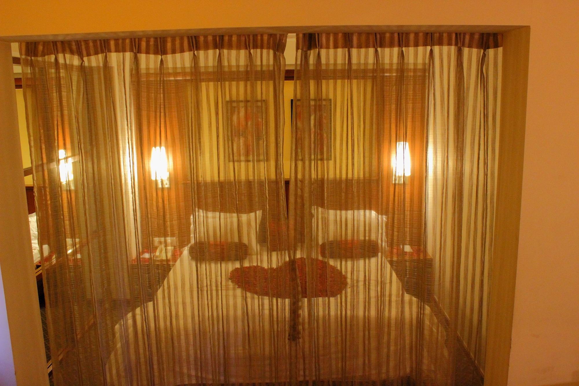 אחמדאבאד Hotel Skylon מראה חיצוני תמונה