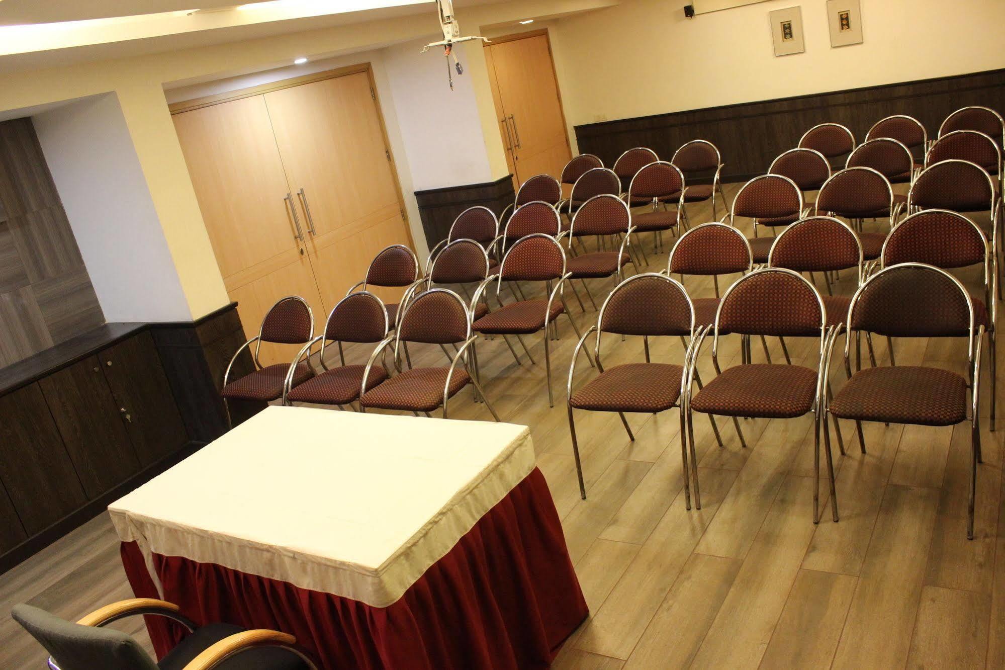 אחמדאבאד Hotel Skylon מראה חיצוני תמונה