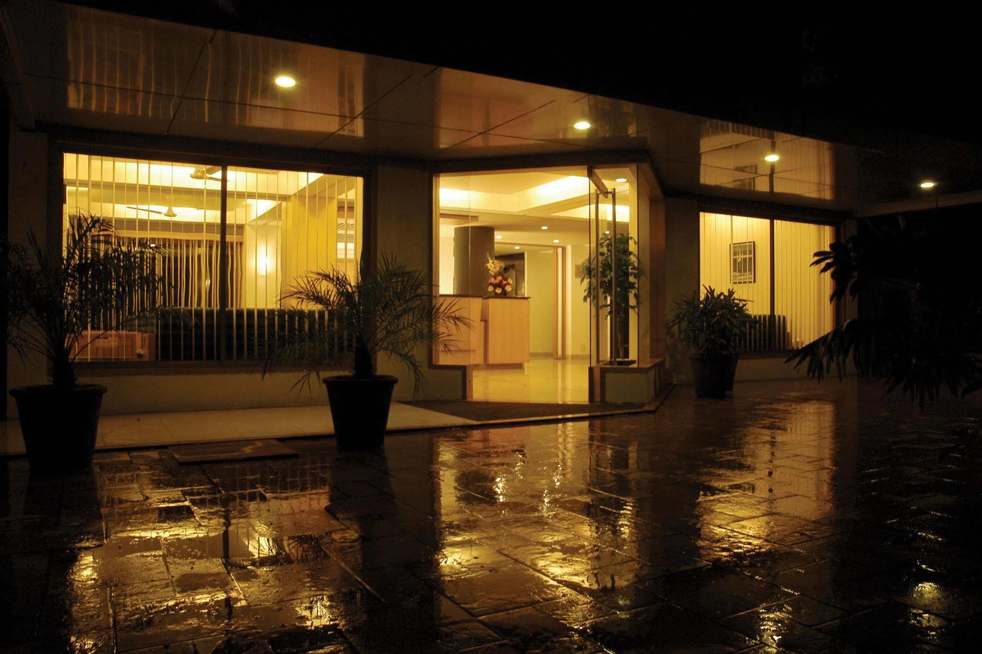 אחמדאבאד Hotel Skylon מראה חיצוני תמונה