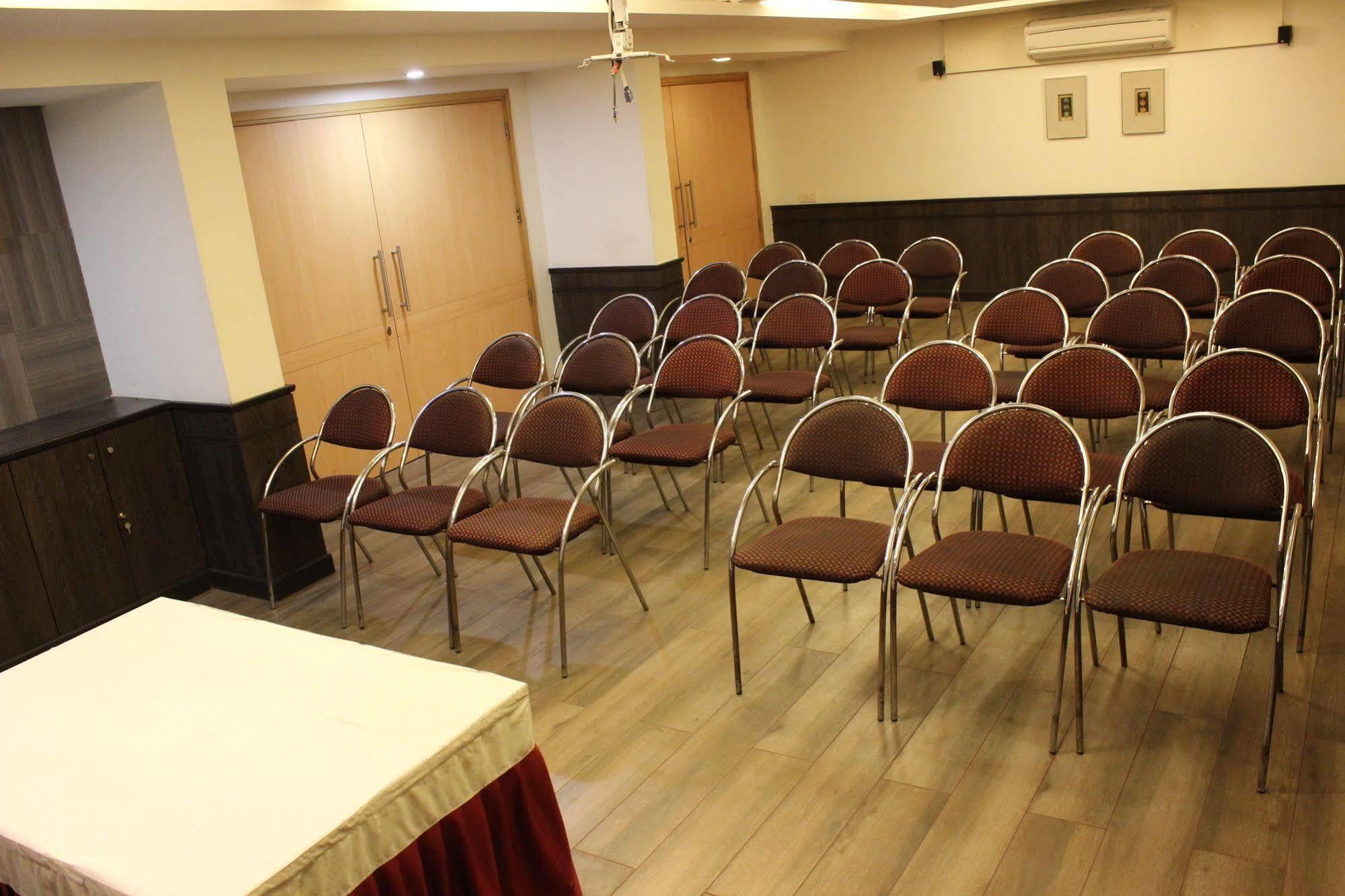 אחמדאבאד Hotel Skylon מראה חיצוני תמונה